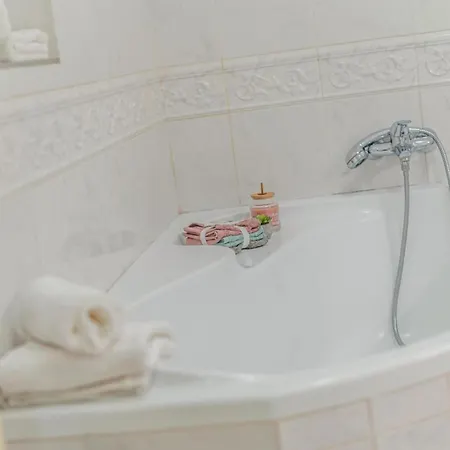 2 Bed Flat - Sleeps 6 - Pets - Wifi Apartment *