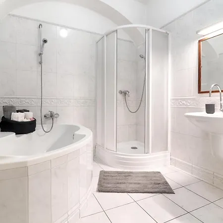 2 Bed Flat - Sleeps 6 - Pets - Wifi * Prag