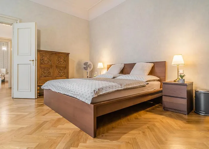 2 Bed Flat - Sleeps 6 - Pets - Wifi *
