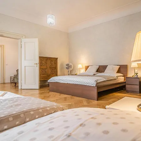 Apartment 2 Bed Flat - Sleeps 6 - Pets - Wifi Prague